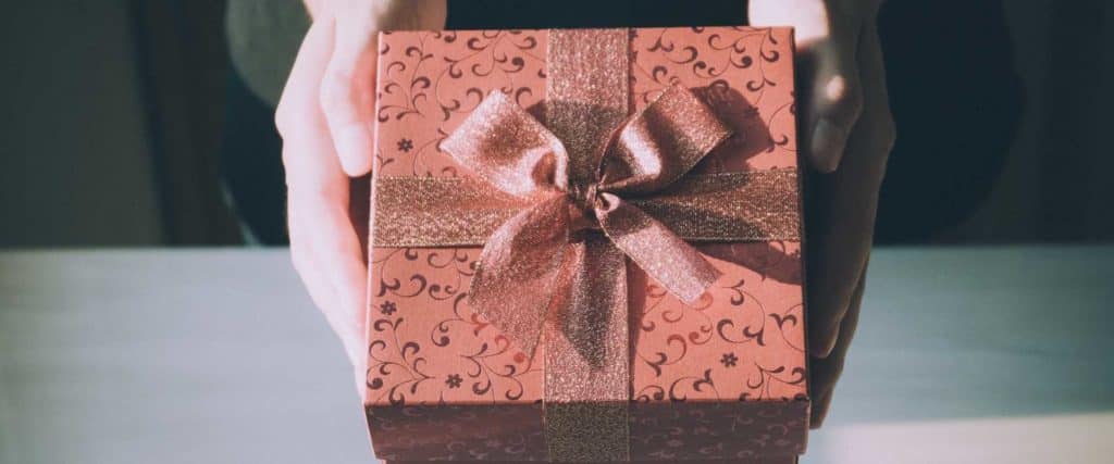 Feedback: Geschenk wird übergeben